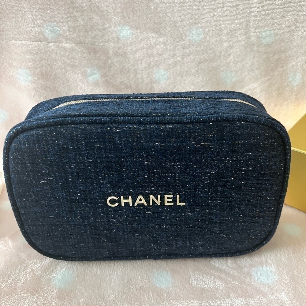 CHANEL• Eye Essential Set Holiday Gift set - Picture 7 of 11